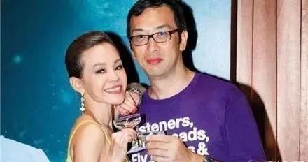 彭佳承认离婚！与男子街头热吻只是“好朋友”？前夫曾求婚三次