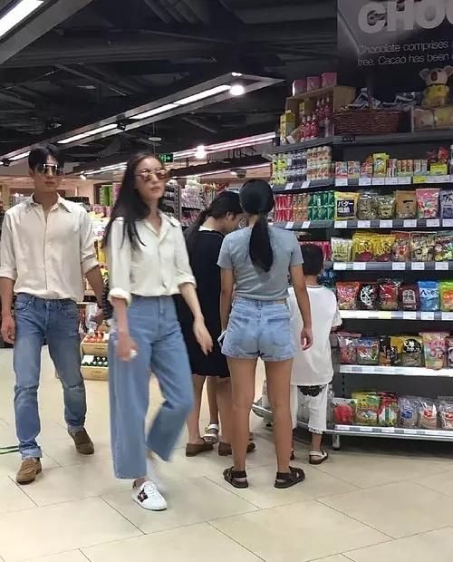 井柏然看着干巴巴完全清欲男主,路拍前凸后翘