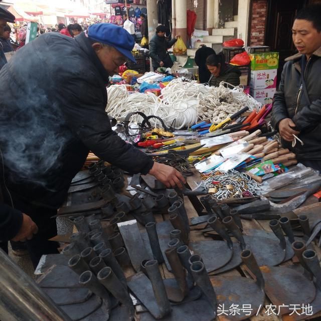 过年倒计时，全国农村赶集采集年货挤爆，蔬菜价格猛涨