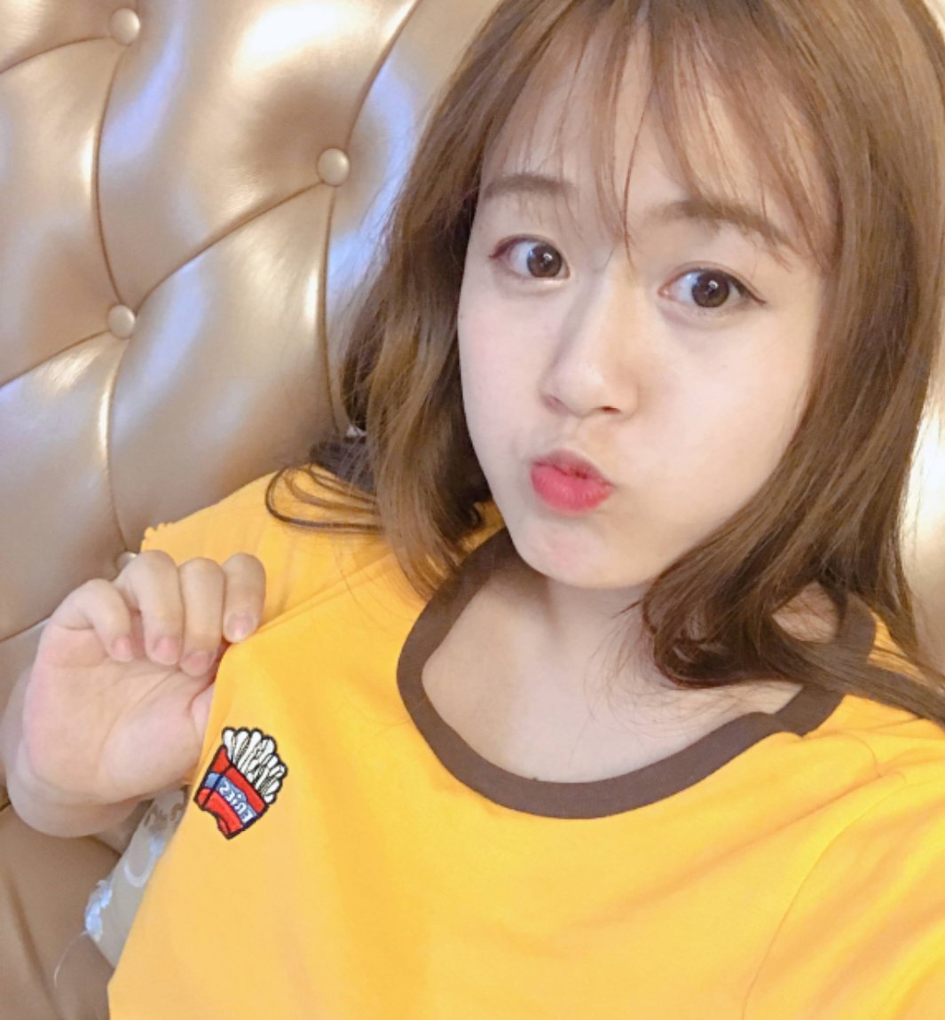 广州恒大球员廖力生的妻子,晒出全家人的照片