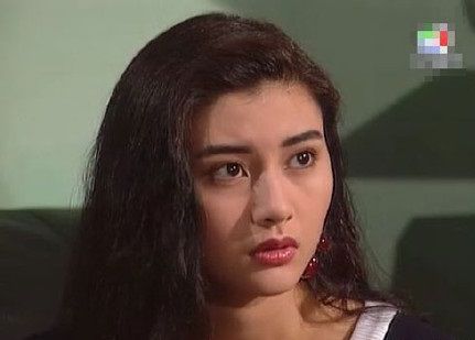 47岁李嘉欣出席活动,黑色蕾丝裙包裹曼妙身材