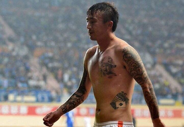 差距!武磊肌肉和国足赘肉对比,再看看16年前国