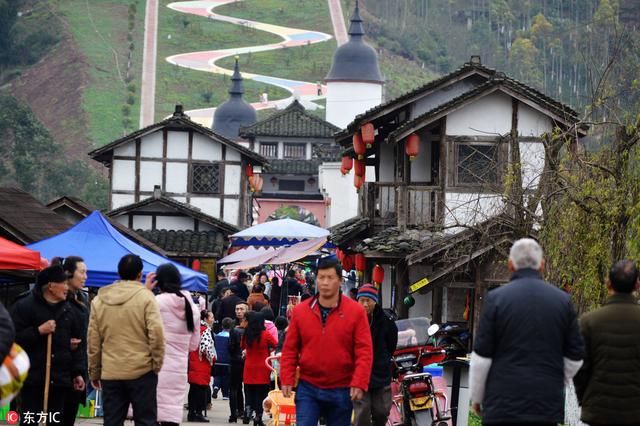 重庆400米大桥上建起房屋商铺 中西合璧恍如穿越时空