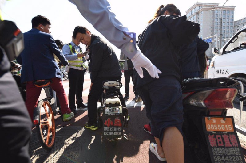 新规第1日 1小时北京查获10余电动车未悬挂号牌
