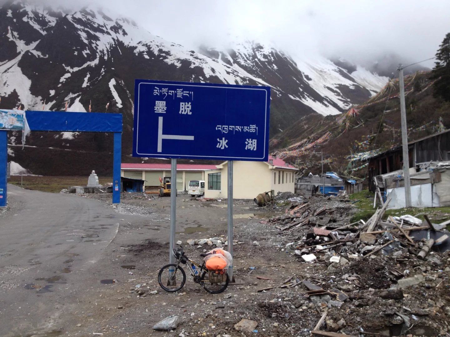 我国最艰险的道路，修路过程中有两百人牺牲，开车一次就报废