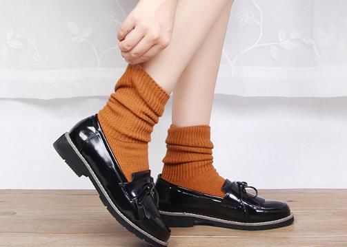 堆堆袜怎么搭配衣服 纯色的堆堆袜百搭又好看