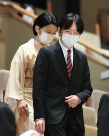日本皇室好忙，雅子皇后妯娌俩同天亮相，纪子妃和服更抢眼？