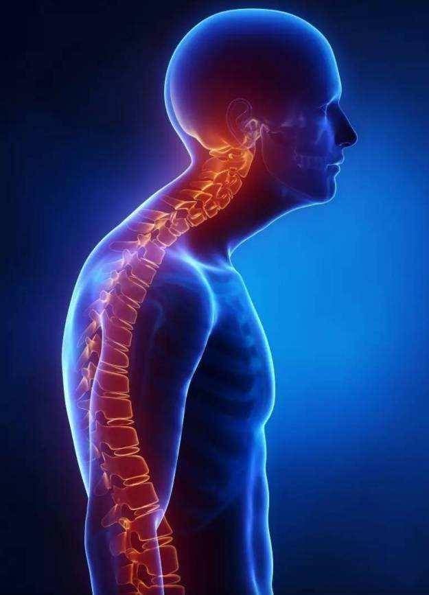 机不离手!低头族男子颈椎变形,因手机和老婆多次争吵