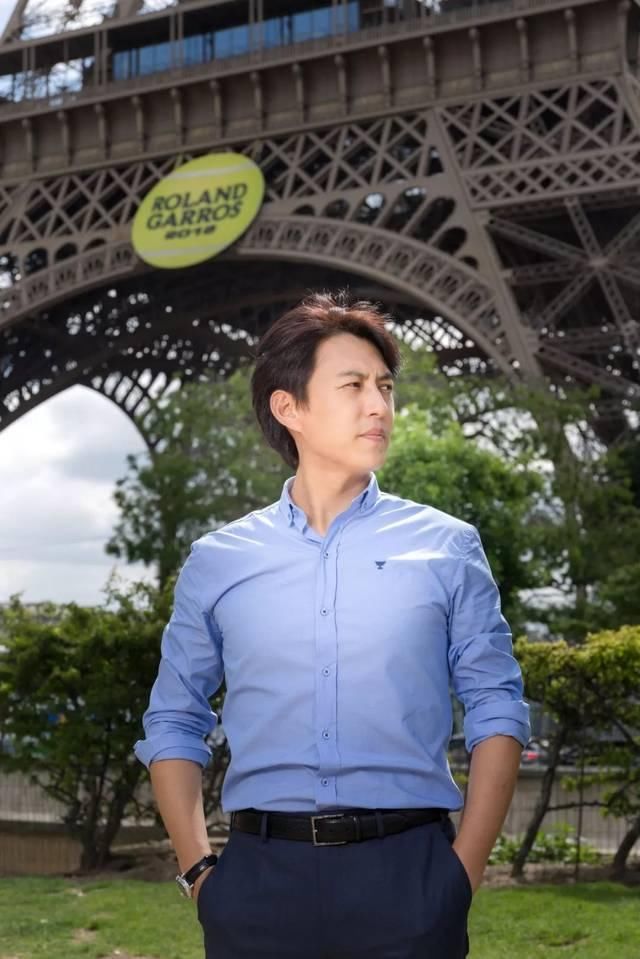 巴黎铁塔下,与法网大使靳东遇见红土网球未来