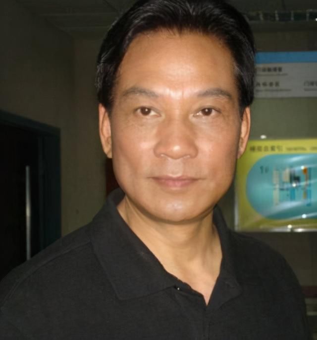 老戏骨黄梅莹：与老公姐弟恋相伴36年，今一家三口其乐融融