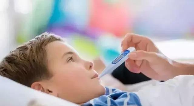 怎么看小孩是不是病毒感染发烧 t01de3ce8cfc48c5670.jpg