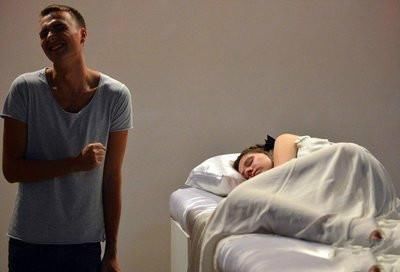 乌克兰竟现睡美人展,任何男人吻醒睡美人,就