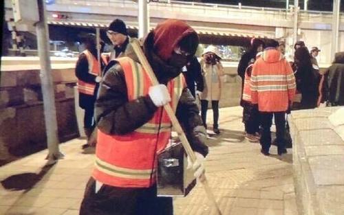 易烊千玺凌晨清扫街道做公益:第一次感受到北