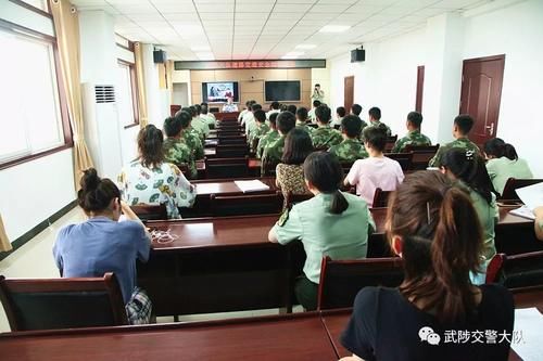 武陟交警走进消防队开展道路交通安全知识宣传