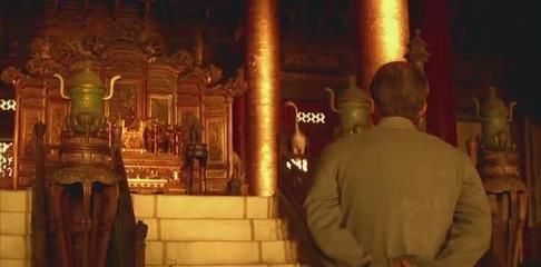 溥仪晚年重回故宫游览,婉拒游人合照请求,留下