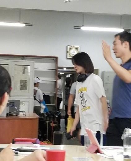 郑爽拍新剧剧组霸占学生宿舍,工作人员调戏女