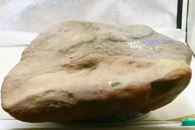 18万买的后江翡翠原石,切出罕见的黄加绿翡翠,这运气