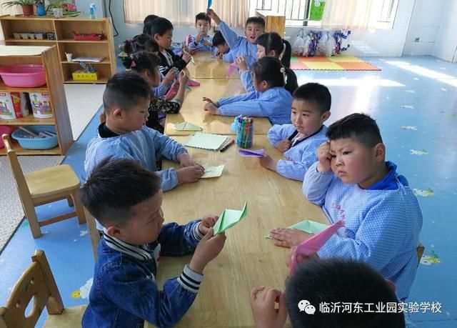 在折纸过程中,老师首先通过图片,简单了解啄木鸟的外形特征及生活习性,重点引导啄木鸟折纸的突出部位嘴巴、翅膀、尾巴。为幼儿折纸做好铺垫。其次,请幼儿观看折纸过程的视频,让幼儿了解折纸的步骤,鼓励幼儿自己尝试折啄木鸟。教师巡回指导,给予幼儿适时、适当的支持。最后老师根据步骤图,演示啄木鸟折法,引导幼儿完成啄木鸟的创作。最后,老师引导幼儿将折叠好的啄木鸟画上眼睛、羽毛等,让孩子们的啄木鸟更生动形象。孩子之间相互欣赏折出的啄木鸟,体验折纸的乐趣,共同感受成功的快乐。