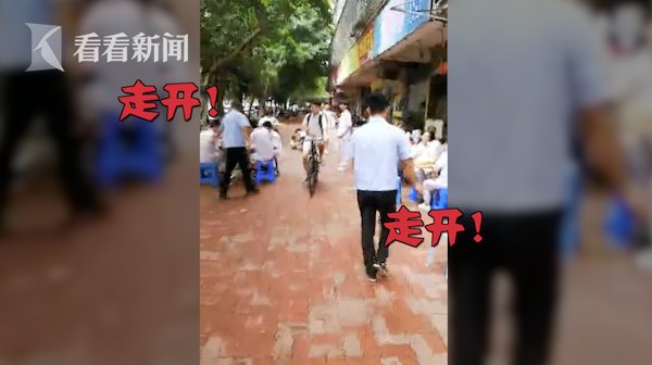 广东汕头城管抡铁锤砸桌椅暴力执法现场画面曝
