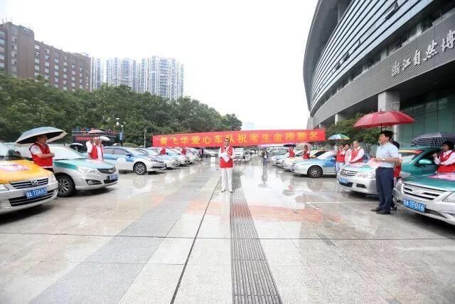 高考倒计时!爱心助考十五年,今年这群的哥的姐