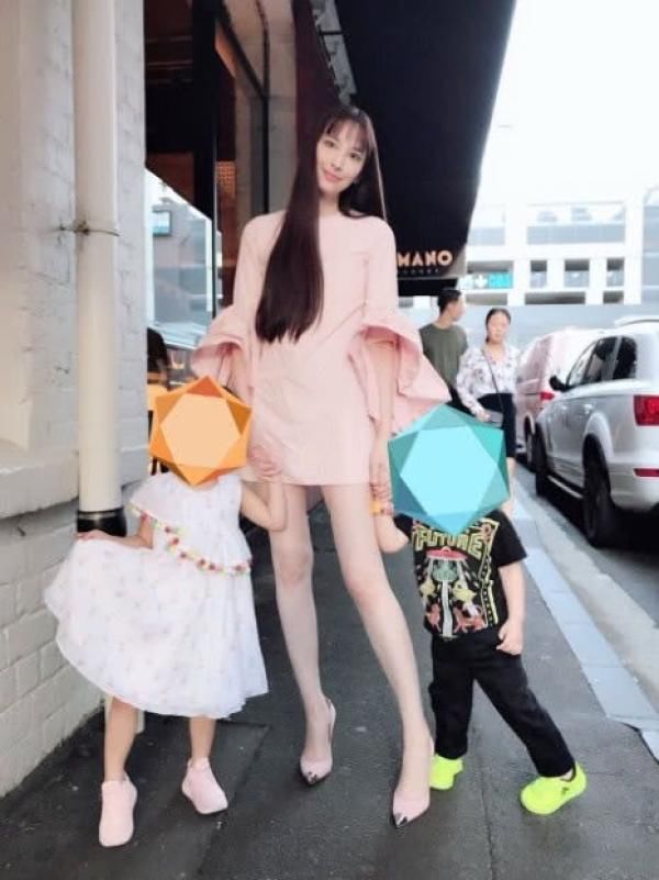 吴佩慈现身名媛生日趴 与亲妈同框着装难得低