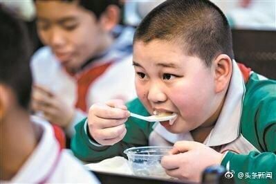 三部委发文:中小学、幼儿园校方负责人应与学生共同用餐 三部委发文:中小学、幼儿园校方负责人应与学生共同用餐