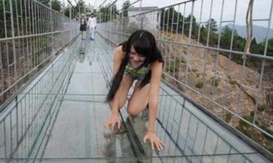 少女恐高瘫坐玻璃栈道,起身流出一滩水,景区罚款5万惹众怒