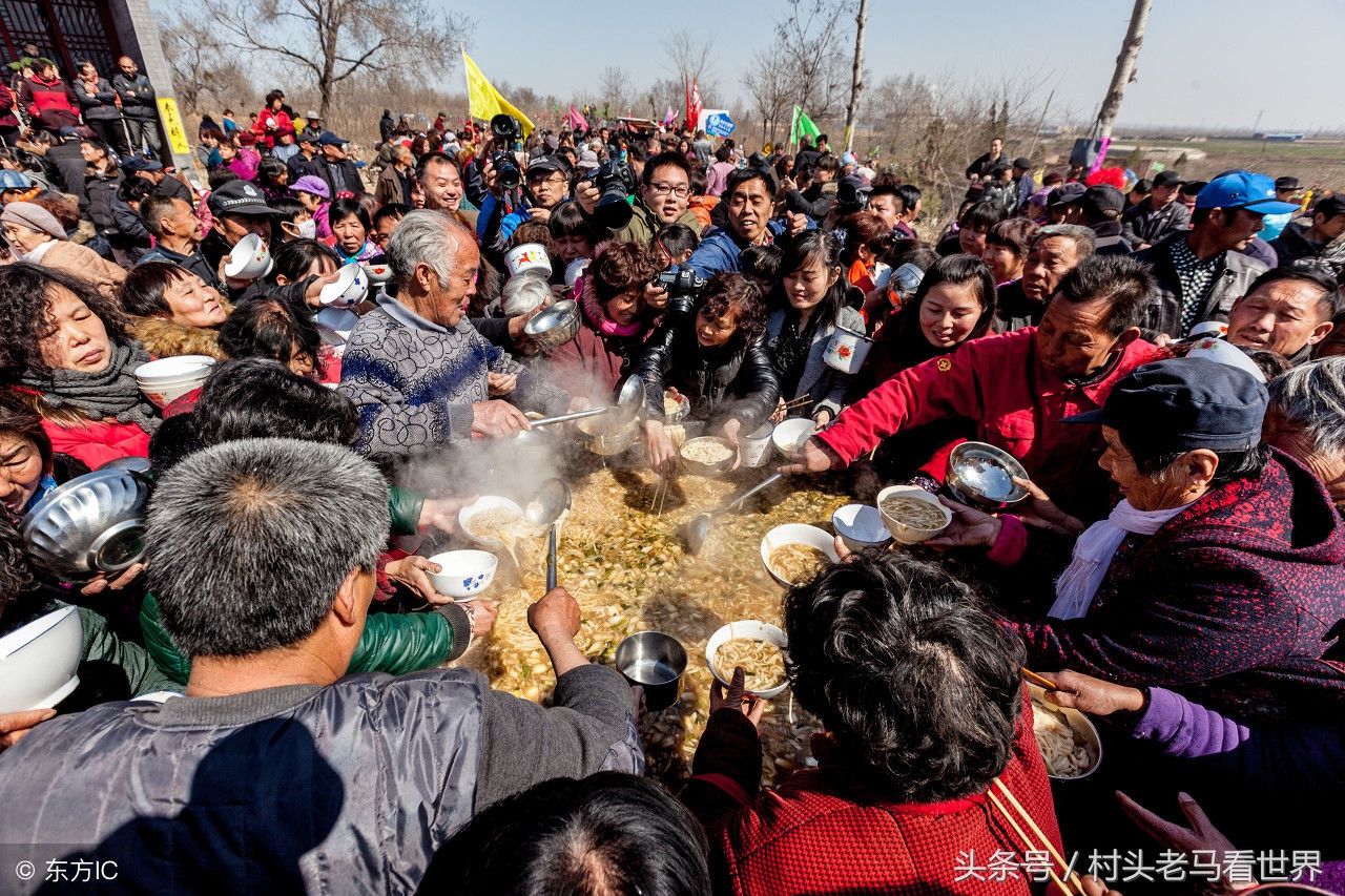 河南安阳县白龙潭庙会上，2000人同吃“大锅饭”