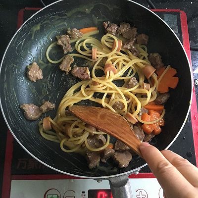 牛肉烤肠意大利面