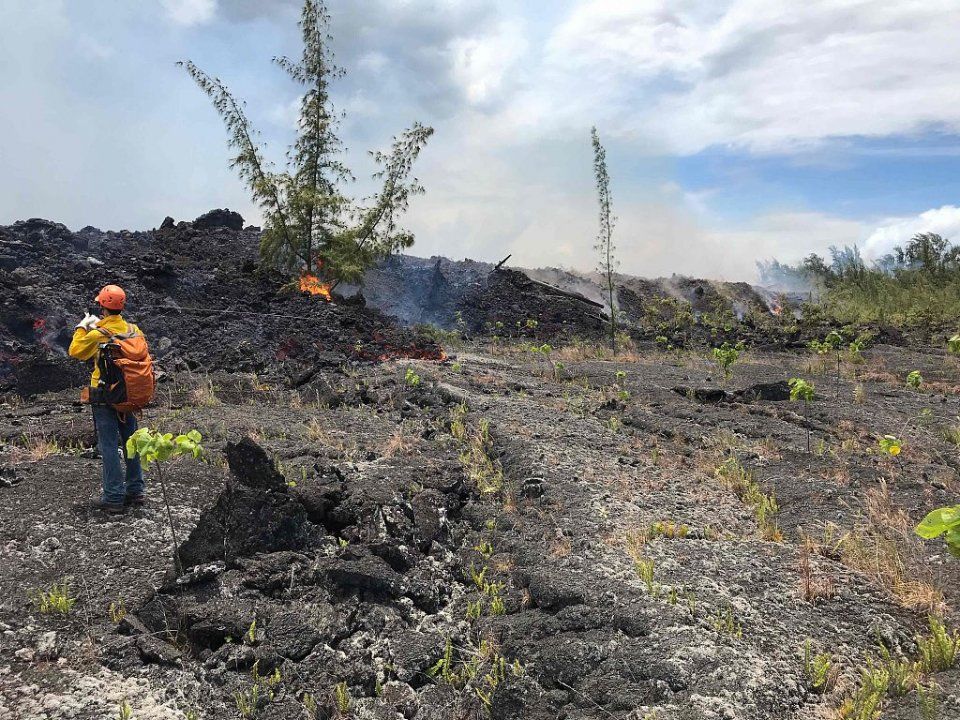 美国夏威夷基拉韦厄火山进入新阶段 现场如末日降临