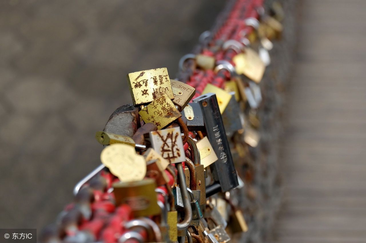 常德沅江诗墙公园锁心桥，锁越来越多，相关部门对桥进行加固!