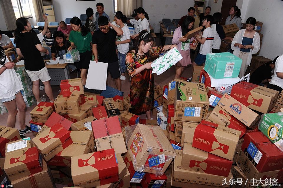 厉害了!大二女生一次收到618个快递 30多人帮