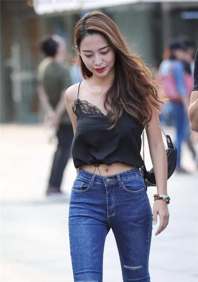 显个性非凡的美女,牛仔裤穿出属于自己的美女的白带拉丝气质图片