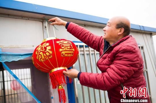 【新春见闻】大年三十长江孤岛电缆守护者挂灯笼迎新春