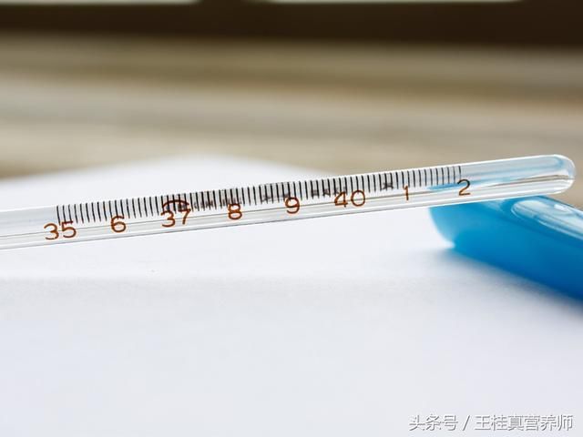 体温37.5℃是发烧吗？要不要吃点退烧药？