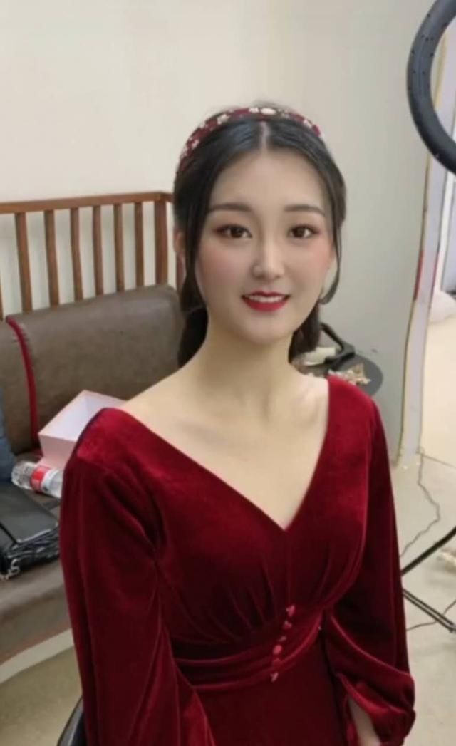 大衣哥儿媳回门宴造型曝光，唇红齿白身材高挑，比新婚造型还好看