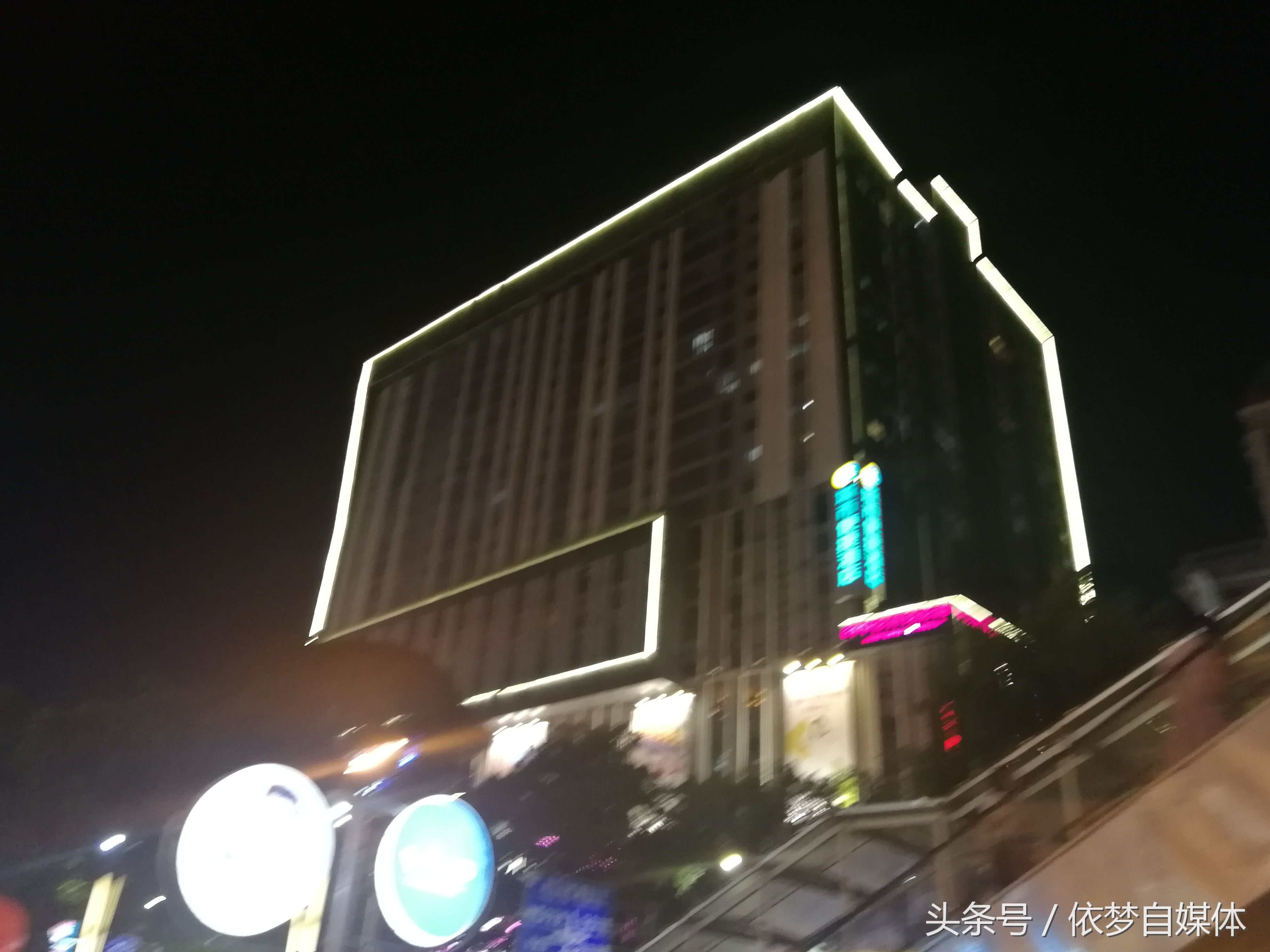 南宁朝阳商业街区，夜晚景色