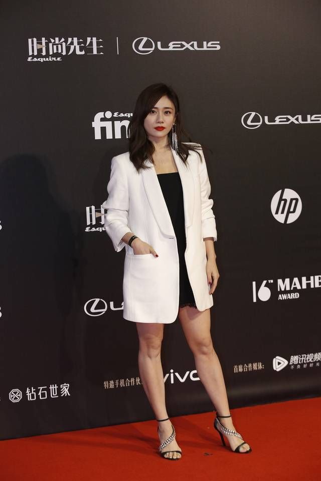 辣妈刘芸真会穿，白色西装配蕾丝打底裙，肌肉腿粗壮有力