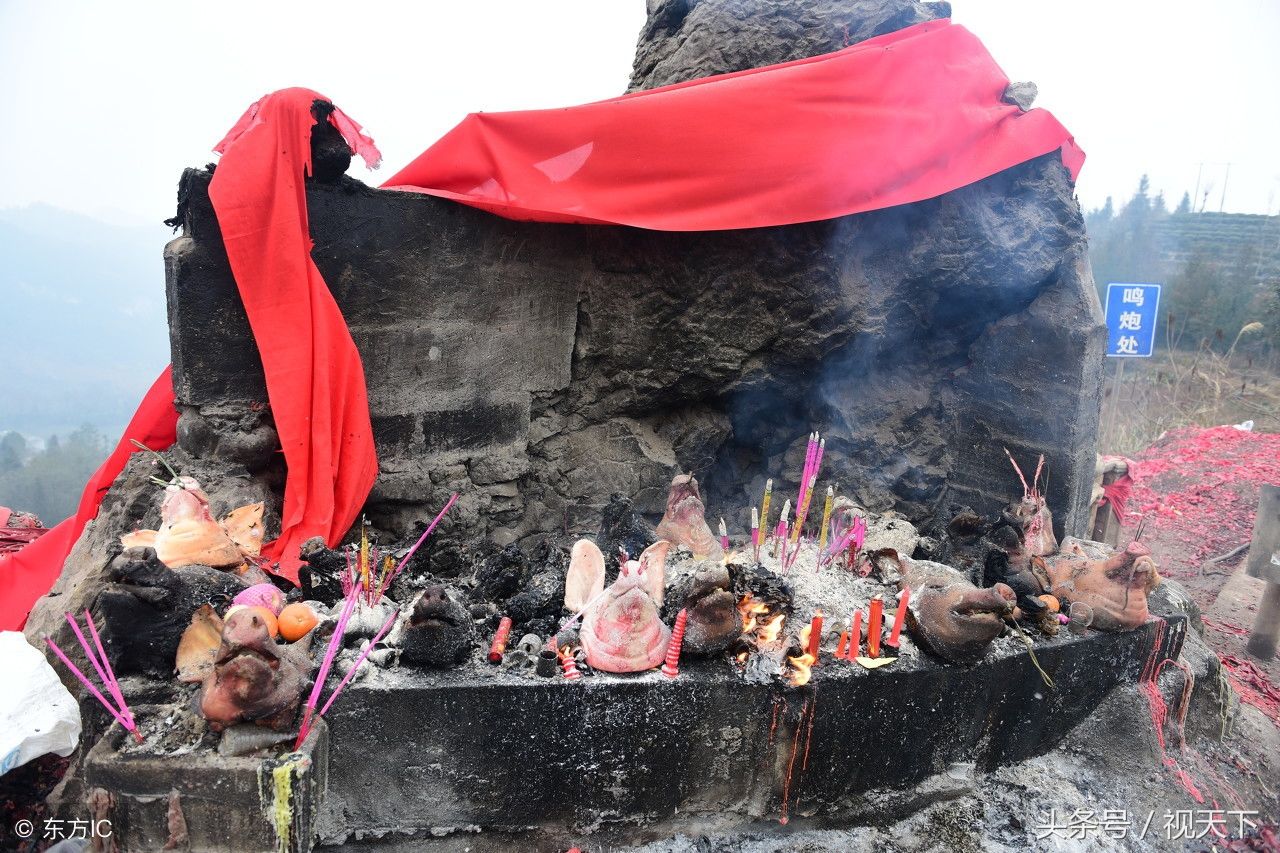 湖北这块3米高的青石，被称之为“神石”，每年吸引香客万余名