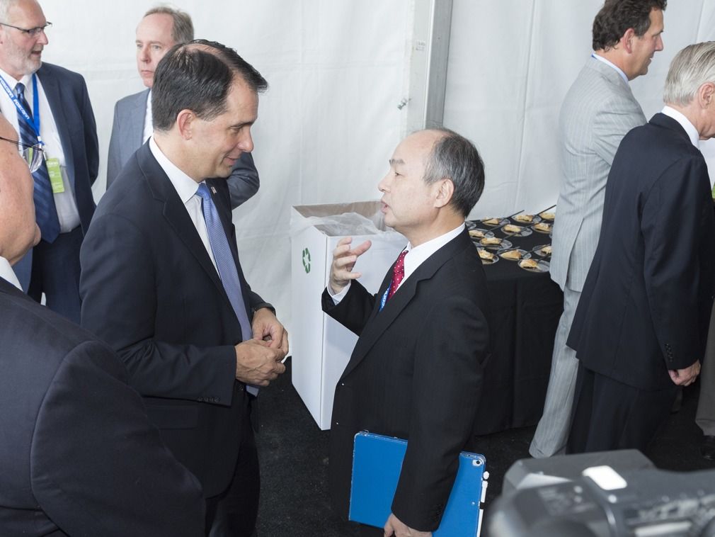 特朗普“破例”出席富士康在美动土典礼 郭台铭邀请孙正义参加