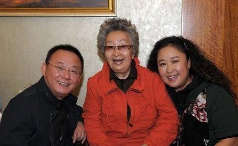 他是春晚常客，倾家荡产陪妻子抗癌21年，现今52岁活成这样