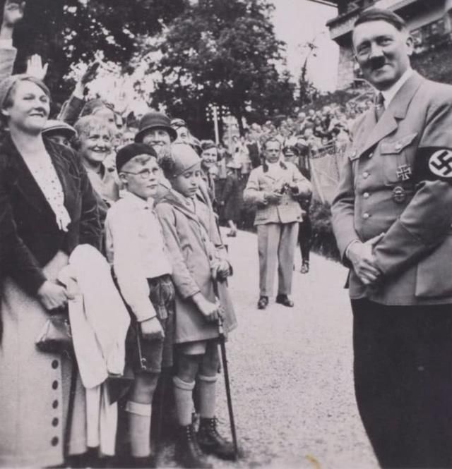 希特勒罕见日常照:在他妻子相册中,纳粹元首