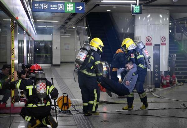 午夜,北京西站地铁突然故障起火 原来是在演