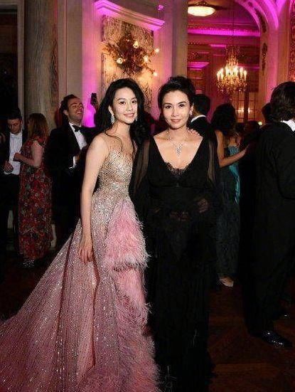邱淑贞女儿越来越美,晚会造型港味十足,与妈妈如同复制粘贴