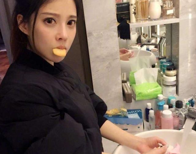 冯提莫四首新歌获热评，却遗憾错失电影首映，网友直呼太辛苦！