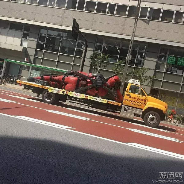 《死侍2》PG13版曝新片段 贱贱绑架大叔满