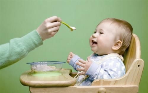 宝宝喂养辅食初期，使用勺子还是奶瓶呢，很多宝妈都做错了！