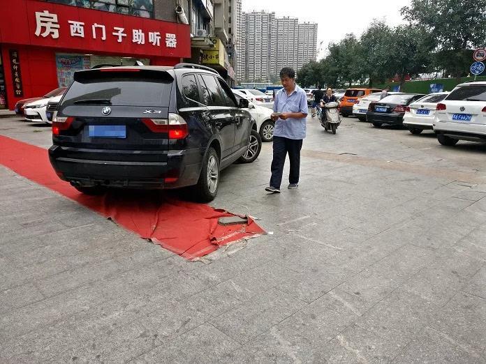 郑州黑停车场占路收费多年,想取缔却需要引起