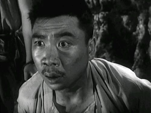 偷挖坟墓全村没人承认,疯子每家每户警告一遍,不出半月开始死人