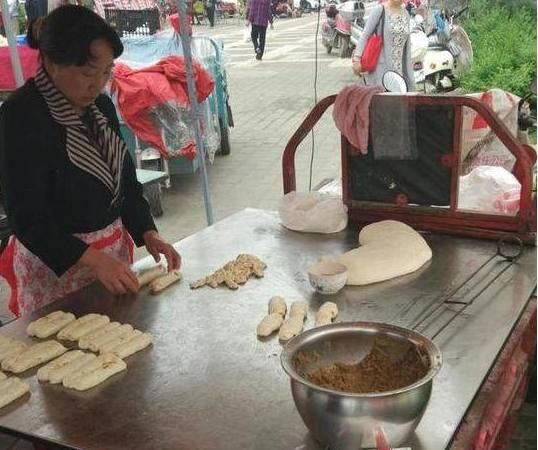 下岗大姐靠在街边卖这个小吃养家糊口，家传手艺特别好吃，还实惠